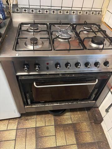 Gasfornuis met 5 Pitten en Oven beschikbaar voor biedingen