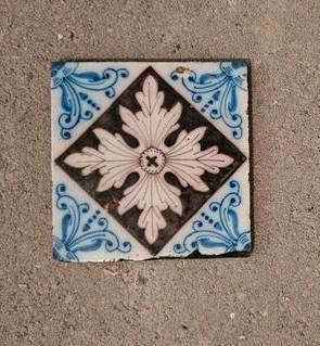 Antieke wandtegel  beschikbaar voor biedingen