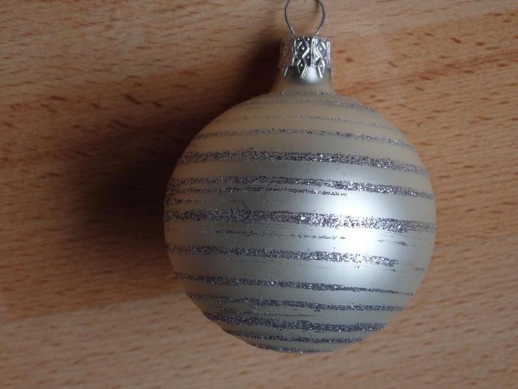 Kerstbal met zilverkleurige versiering, Diversen, Kerst, Gebruikt, Ophalen