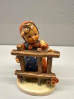 Hummel Beeldje Meisje bij Hek - Porselein Figuur - Vintage D, Antiek en Kunst, Ophalen of Verzenden