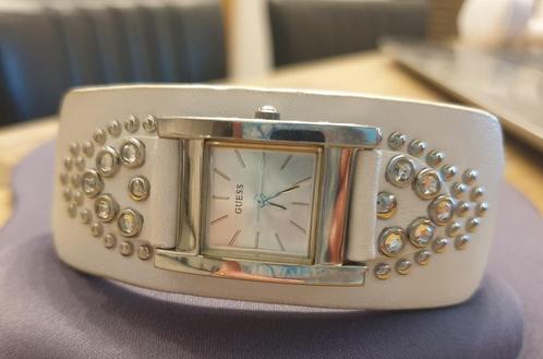 GUESS horloge. Met brede witte band. Zgan., Sieraden, Tassen en Uiterlijk, Horloges | Dames, Zo goed als nieuw, Polshorloge, Guess