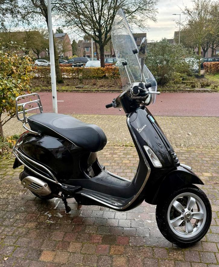 Vespa Primavera, Fietsen en Brommers, Scooters | Vespa, Zo goed als nieuw, Overige modellen, Maximaal 45 km/u, Benzine, Ophalen