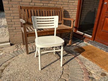 Witte houten stoel beschikbaar voor biedingen
