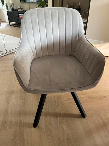 4 prachtige grijze eetkamerstoelen met ronddraai functie beschikbaar voor biedingen