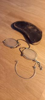 Antieke neusbril met leren hoesje bijpassend, Antiek en Kunst, Antiek | Kleding en Accessoires, Ophalen of Verzenden