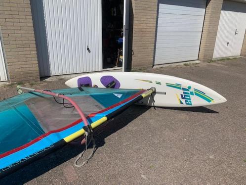 Tiga surfplank + toebehoren, Watersport en Boten, Windsurfen, Gebruikt, Plank, 250 tot 300 cm, Met vin(nen), 5 tot 7 m², Ophalen