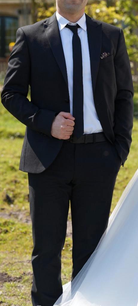 Elegante zwarte smoking met satijnen revers, Kleding | Heren, Kostuums en Colberts, Zo goed als nieuw, Zwart, Ophalen of Verzenden