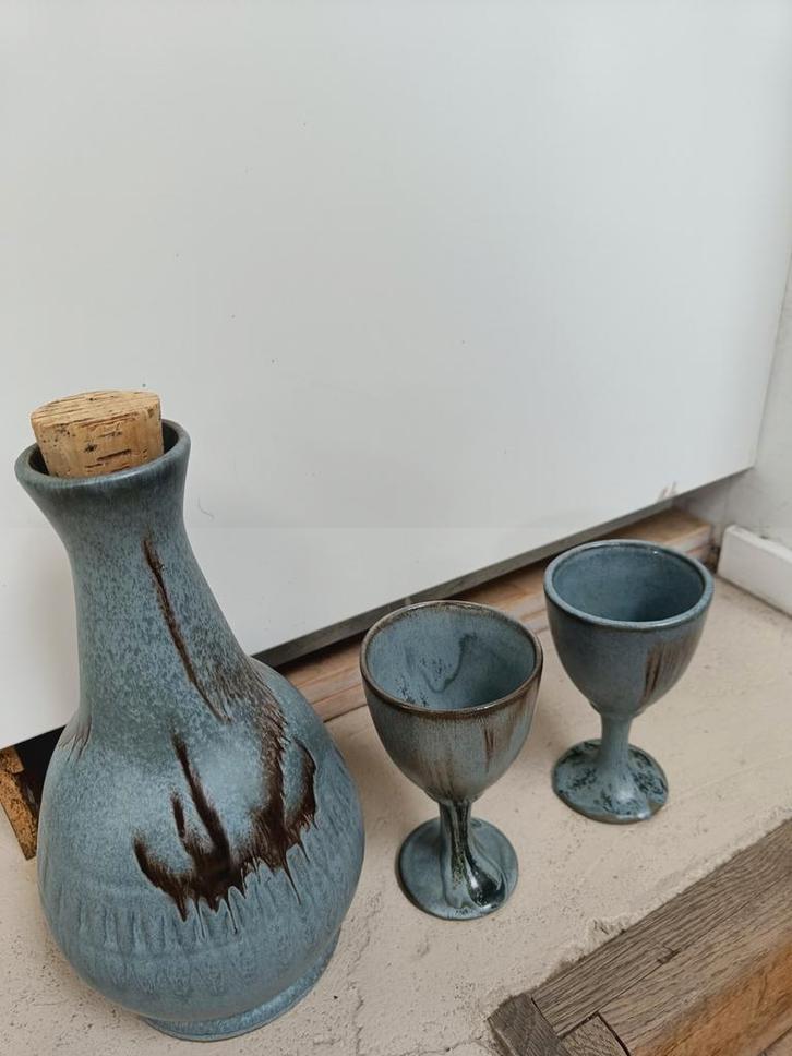 Prachtige vintage vaas of karaf met 2 glazen erbij, Huis en Inrichting, Woonaccessoires | Vazen, Zo goed als nieuw, Blauw, Minder dan 50 cm