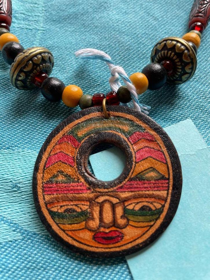 Ketting Peruaans leren hanger Azteek hout en kunststof, Sieraden, Tassen en Uiterlijk, Kettingen, Nieuw, Overige materialen, Overige kleuren