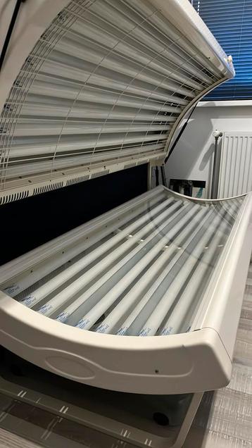 Zonnebank met gezichtsbruiner beschikbaar voor biedingen