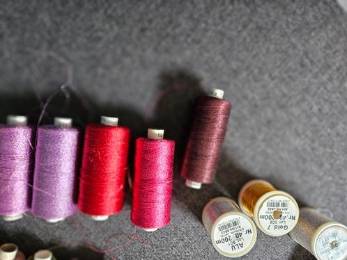 ZOLDEROPRUIMING  klein partijtje glitterborduurgaren madeira, Hobby en Vrije tijd, Borduren en Borduurmachines, Gebruikt, Patroon