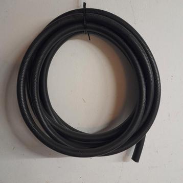 Ruim 9 meter gewapende slang. Nieuw. Rond 25 mm binnen.   beschikbaar voor biedingen