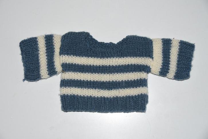 Hand gebreid Poppen truitje Blauw Wit gestreept, Verzamelen, Poppen, Gebruikt, Kleertjes, Ophalen of Verzenden