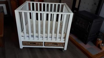Witte houten box beschikbaar voor biedingen