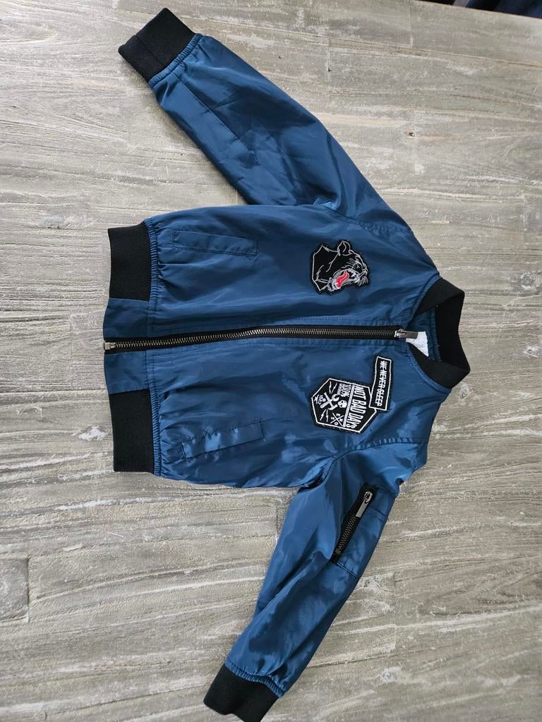 Stoer blauw bomberjack maat 98 met leuke patches. Geschikt v, Kinderen en Baby's, Kinderkleding | Maat 98, Ophalen of Verzenden