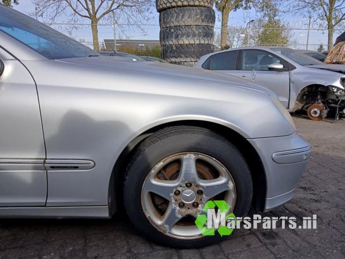 Scherm rechts-voor van een Mercedes C-Klasse, Auto-onderdelen, Carrosserie en Plaatwerk, Mercedes-Benz, Gebruikt, 3 maanden garantie