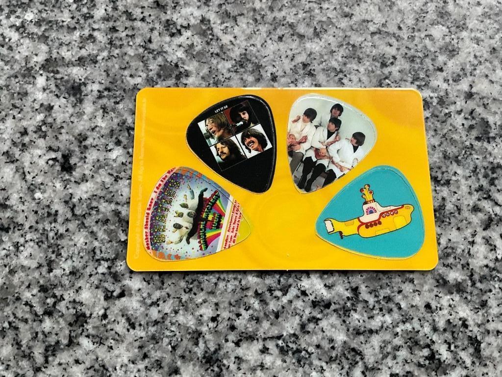 4 uitneembare plectrums van The Beatles, Nieuw, Ophalen of Verzenden, Boek, Tijdschrift of Artikel, 4 uitneembare plectrums van The Beatles
