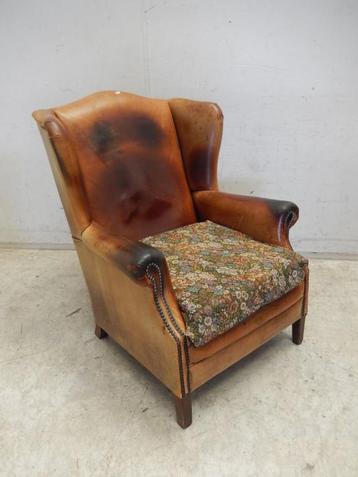 Vintage schaapsleer oorfauteuil met stoffen kussen beschikbaar voor biedingen