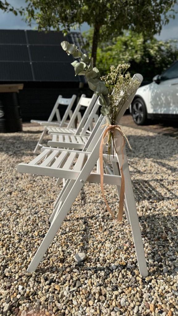 TE HUUR witte houten klapstoelen / ceremoniestoelen, Hobby en Vrije tijd, Feestartikelen | Verhuur, Zo goed als nieuw, Geboorte of Huwelijk