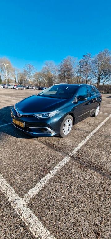 Toyota Auris 1.8 Hybrid Touring Sports CVT 2015 Grijs beschikbaar voor biedingen
