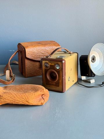 Kodak Brownie camera en flitser beschikbaar voor biedingen