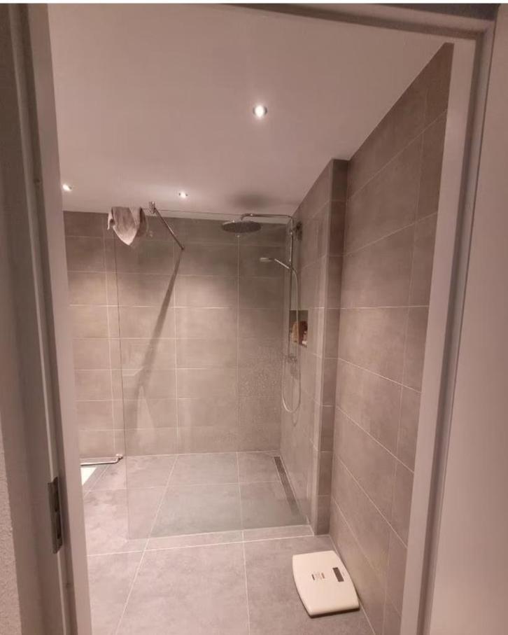 Shower glass / Glass wall, Doe-het-zelf en Verbouw, Sanitair, Zo goed als nieuw, Douche, Glas, Ophalen