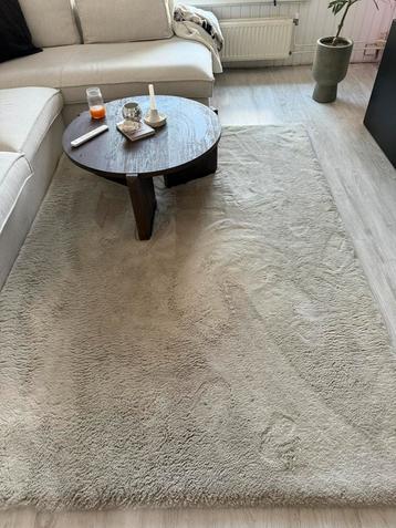 Beige vloer kleed beschikbaar voor biedingen