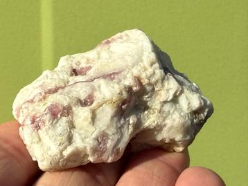 Rubeliet - roze Toermalijn ruw mineralen beschikbaar voor biedingen