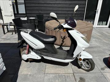 2 maal Elektrische scooter. 1 met werkende accu. 1 beschikbaar voor biedingen