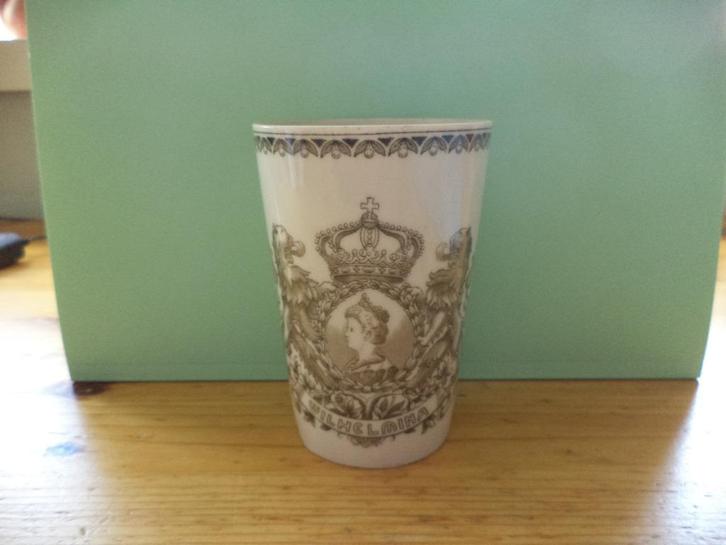 Beker tgv 25 jaar Wilhelmina 1898-1923 met groen/bruin decor, Verzamelen, Koninklijk Huis en Royalty, Zo goed als nieuw, Servies