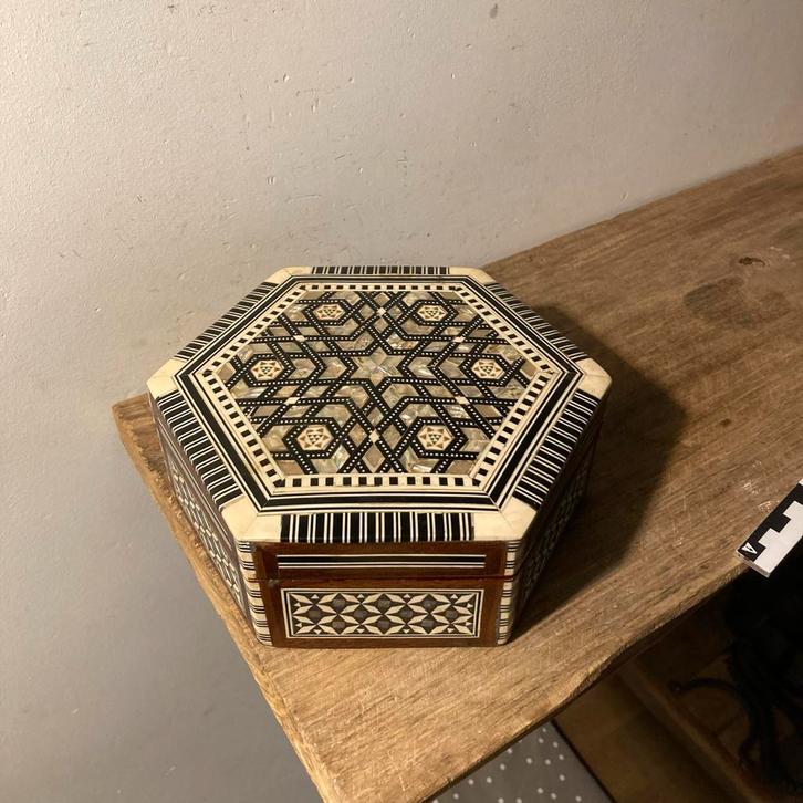 Zeshoekig doosje met parelmoer inleg, Antiek en Kunst, Antiek | Overige Antiek, Ophalen of Verzenden