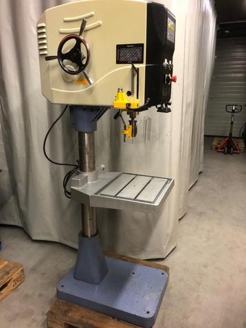 Te koop zeer mooie kolomboormachine beschikbaar voor biedingen