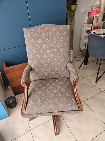 Lekkere comfortabele draaistoel beschikbaar voor biedingen