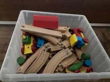 Houten treinset, blokken en toebehoren beschikbaar voor biedingen
