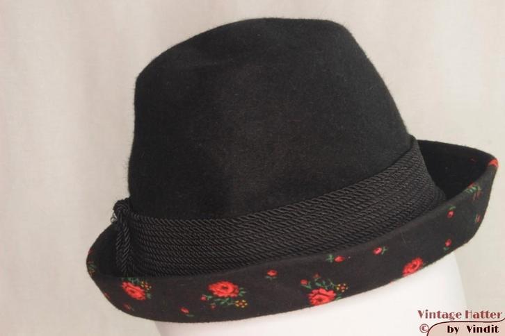 kleine Vintage Dameshoed zwart met bloemetjes 54, Kinderen en Baby's, Kinderkleding | Petten en Hoeden, Gebruikt, Meisje, 134 t/m 140