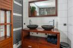 Badkamer meubel en hoog bruin wandmeubel