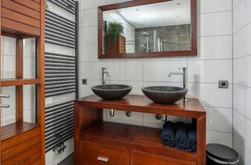 Badkamer meubel en hoog bruin wandmeubel beschikbaar voor biedingen