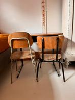 Vintage lessenaar / bureau met twee stoeltjes, Kinderen en Baby's, Kinderkamer | Tafels en Stoelen, Ophalen, Zo goed als nieuw