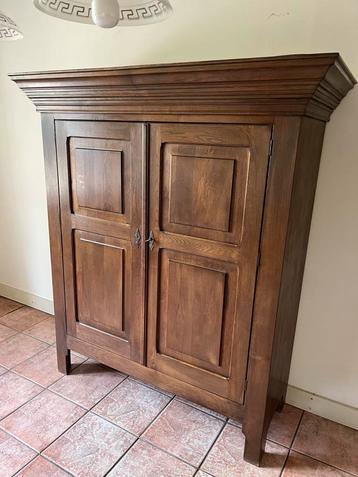Antieke Houten Kast met 2 Deuren Klassiek Design Meubelstuk  beschikbaar voor biedingen