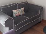 Mooie grijze ruime 2 zitsbank, Huis en Inrichting, Banken | Bankstellen, Tweepersoons, 75 tot 100 cm, Ophalen of Verzenden, Zo goed als nieuw