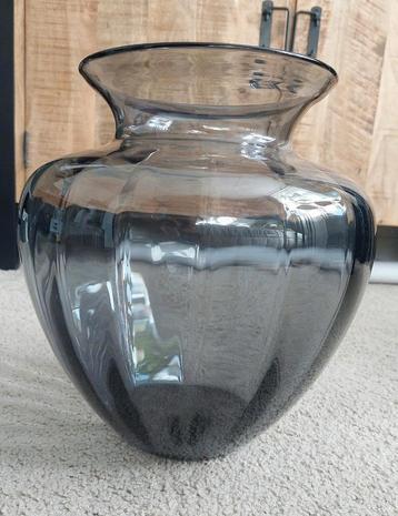 Mooie zwarte glazen vaas IKEA beschikbaar voor biedingen