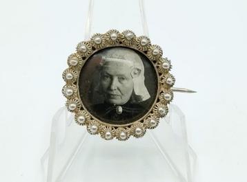Zilveren broche met Friese dame in klederdracht beschikbaar voor biedingen