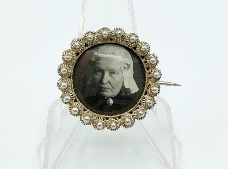 Zilveren broche met Friese dame in klederdracht, Sieraden, Tassen en Uiterlijk, Antieke sieraden, Broche, Zilver, Verzenden