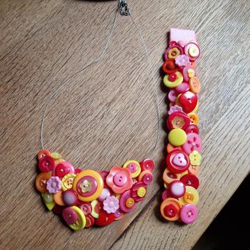 Ketting en armband met knopen.  Roze en geel beschikbaar voor biedingen