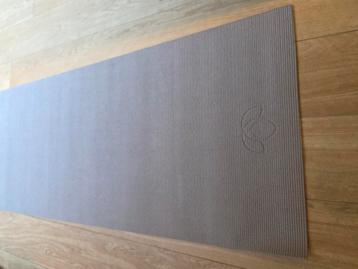 Amper gebruikte yogamat van superyoga in dikke kwaliteit beschikbaar voor biedingen
