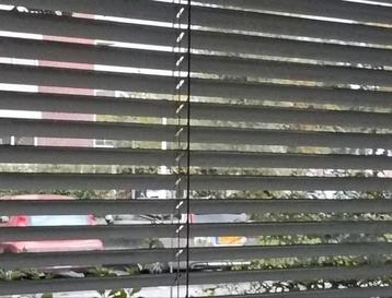 GRATIS Luxaflex met bevestigingsmateriaal  beschikbaar voor biedingen