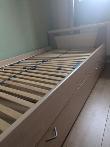 Bed met lade 90x200 beschikbaar voor biedingen