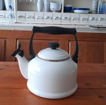 Witte Le Creuset 2 liter fluitketel beschikbaar voor biedingen
