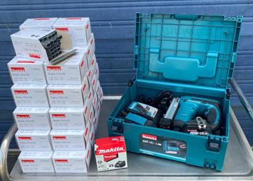Makita occasion accu tacker 14.4 V met 21 dozen nieten beschikbaar voor biedingen