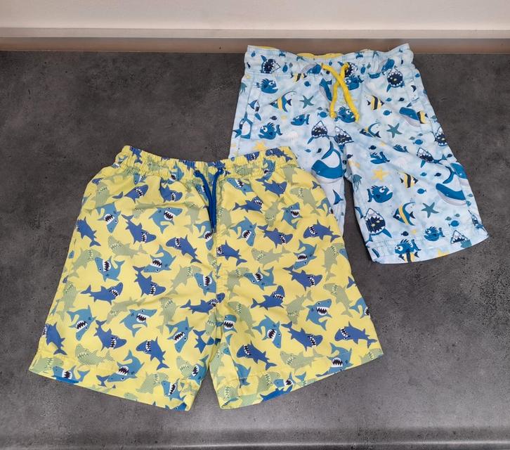 2 stoere zwembroeken met haaien en vissen erop, maat 110/116, Kinderen en Baby's, Kinderkleding | Kinder-zwemkleding, Zo goed als nieuw